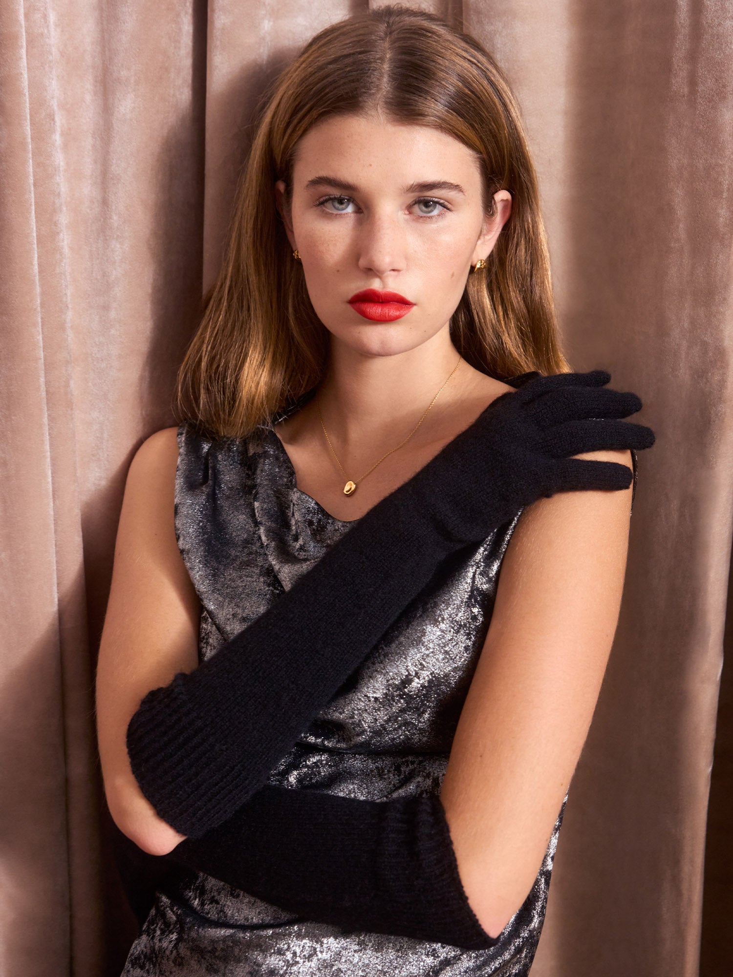 Cashmere black gloves on model