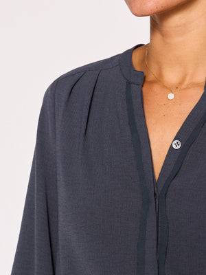 Phoebe popover dark grey longsleeve blouse close up